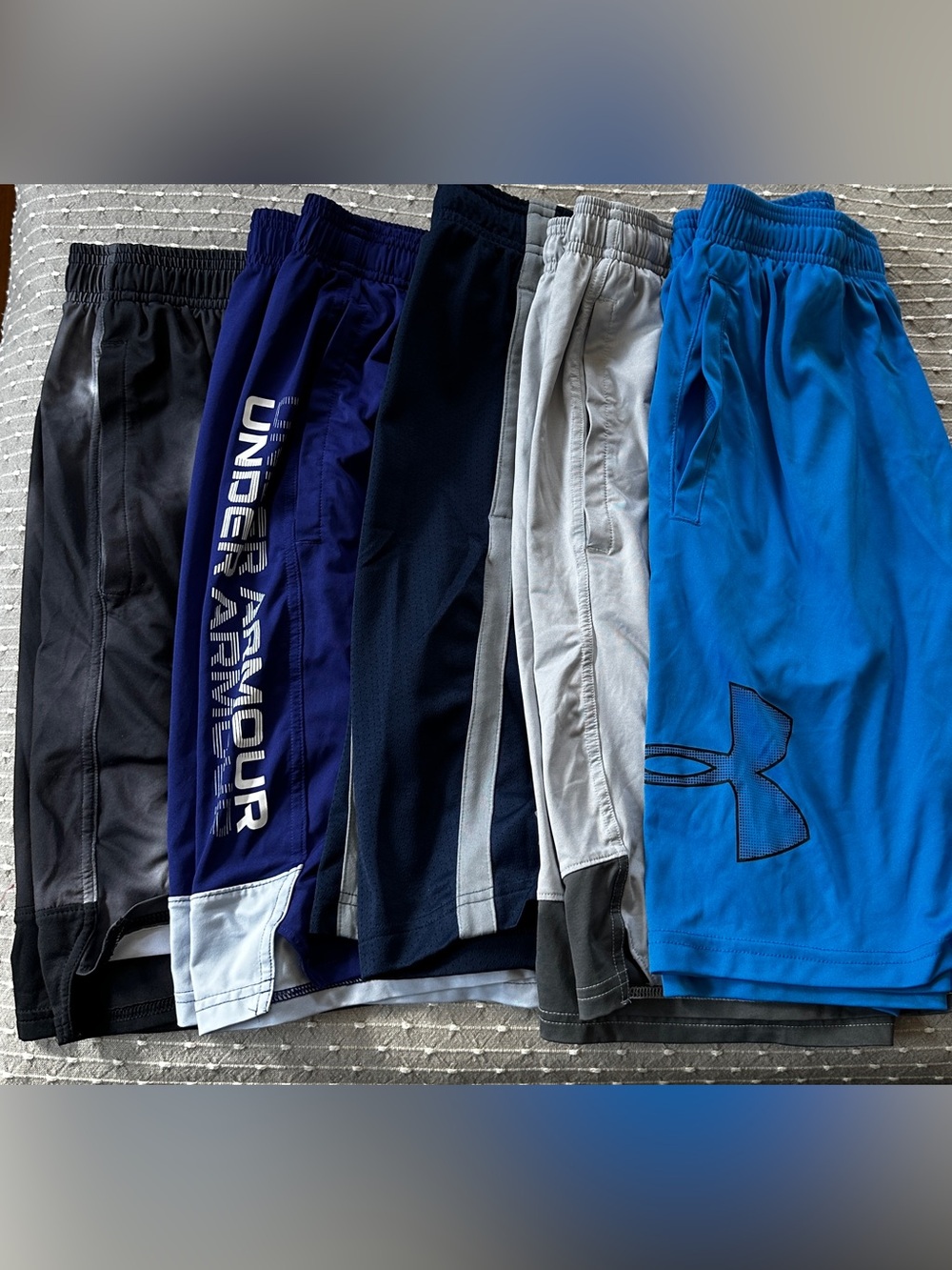 Men’s lot of 5 loose athletic fit under armour shorts size medium